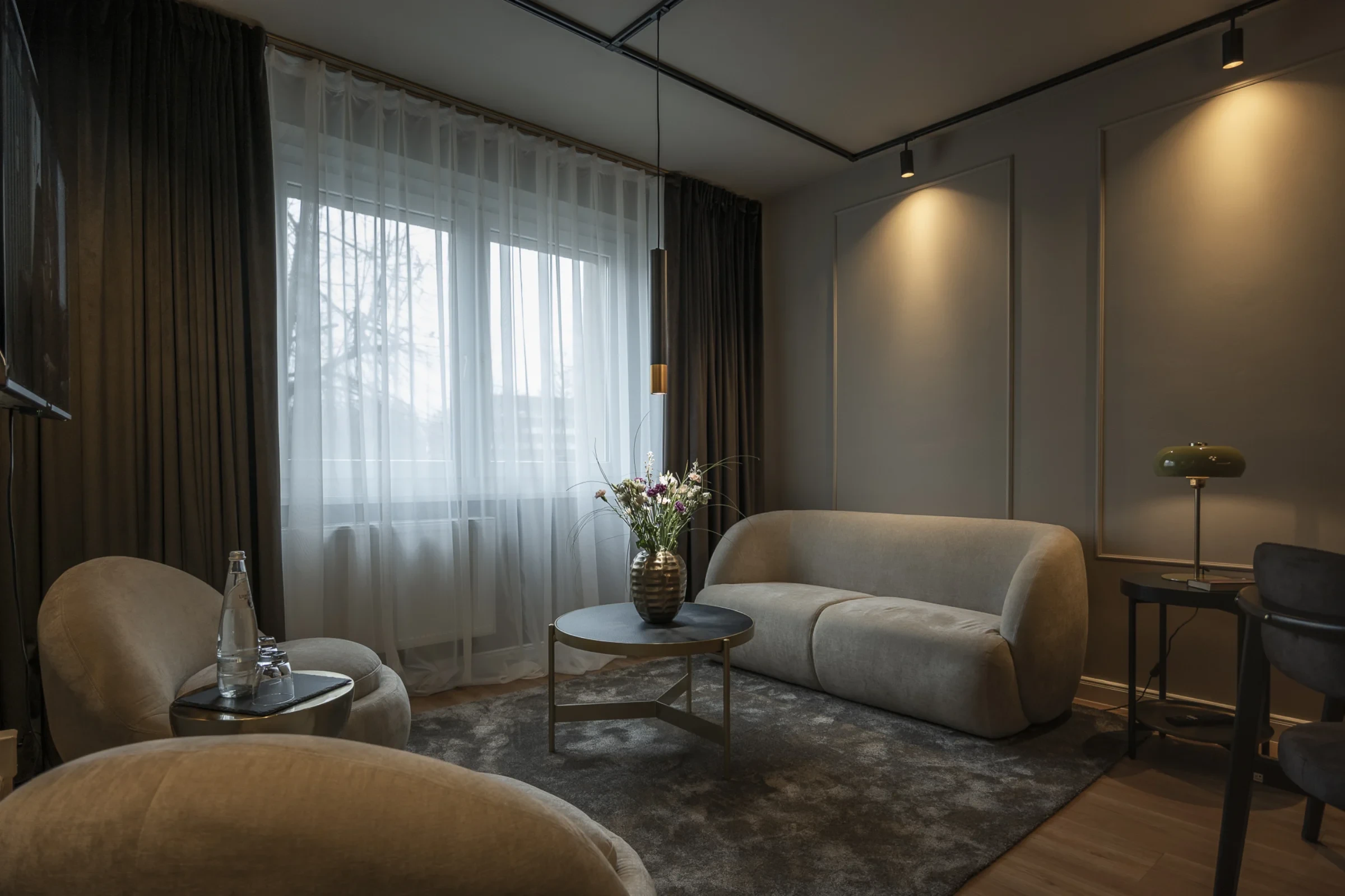 BUSINESS SUITE