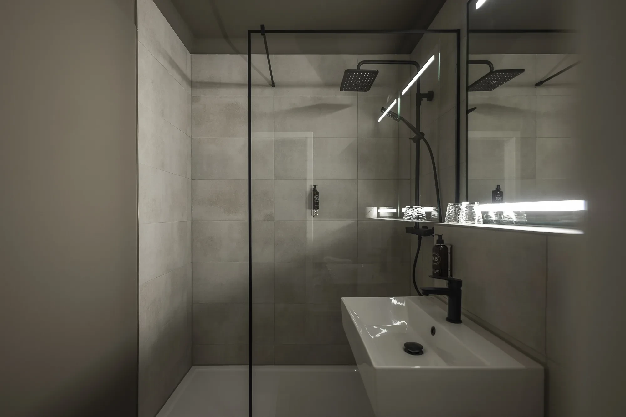 Deluxe Studio Leipzig — Badezimmer mit Walk-in-Dusche