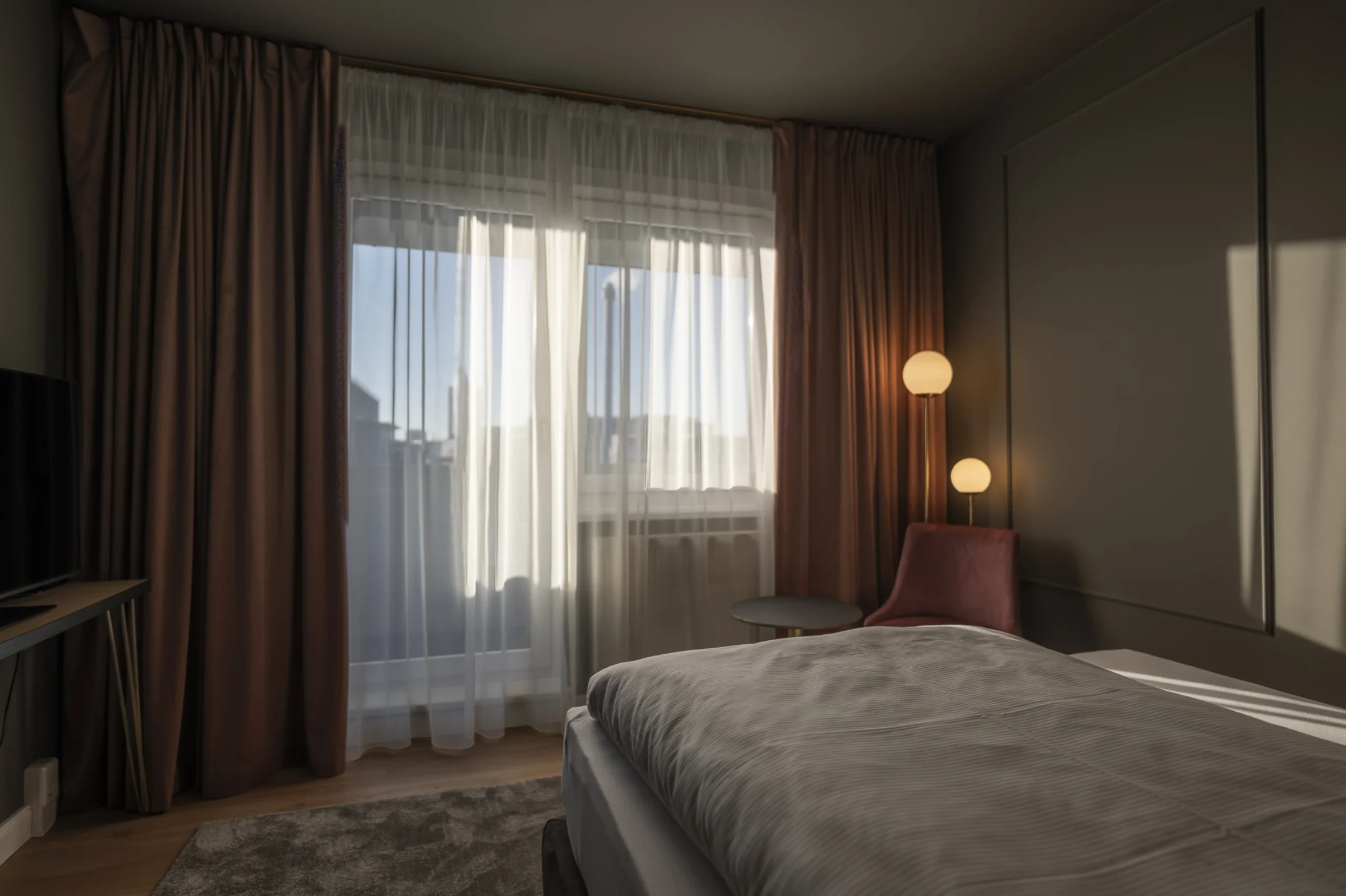 Deluxe Studio Leipzig — Schlafbereich am Fenster mit Tageslicht