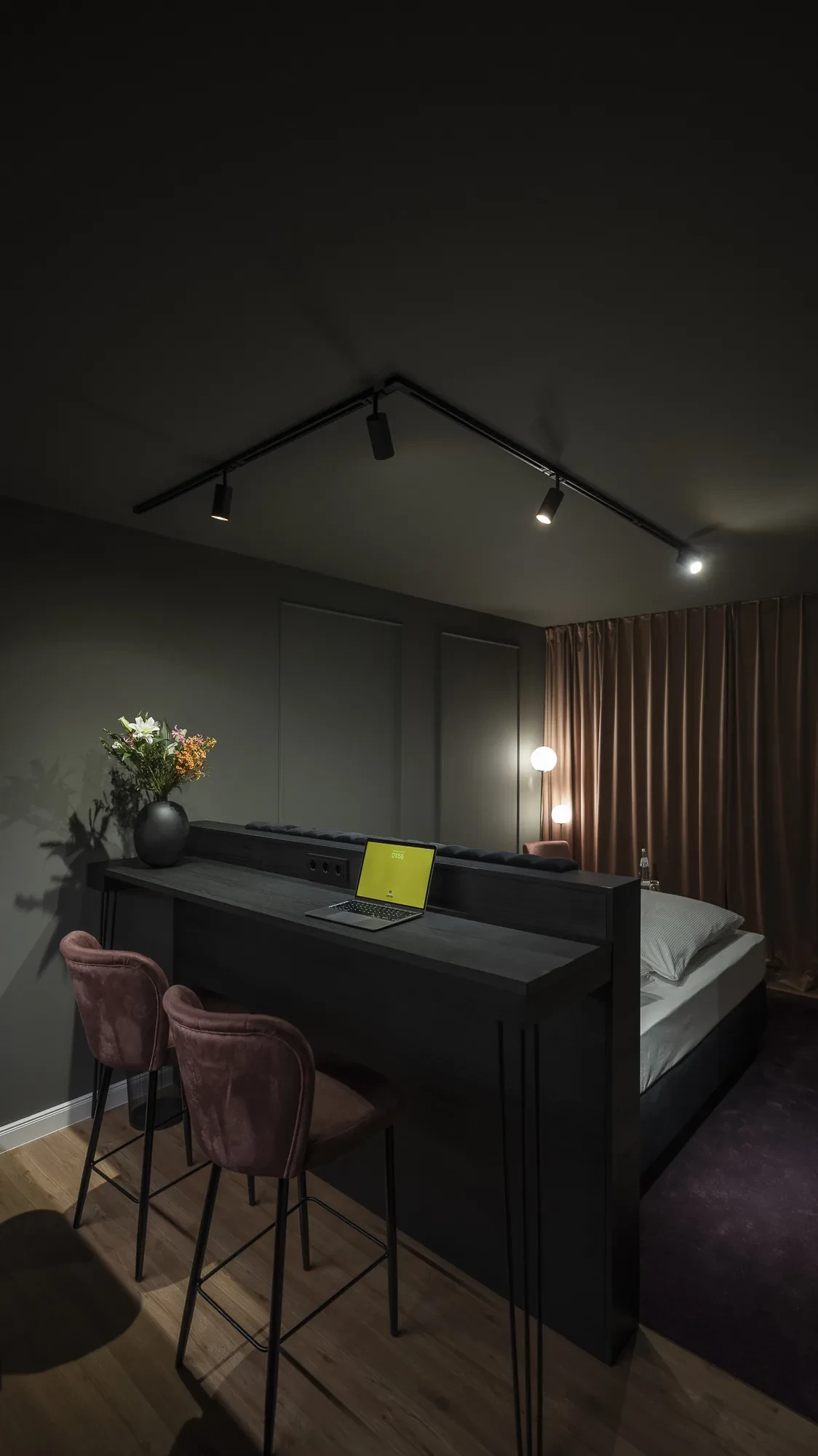 Deluxe Studio Leipzig — Wohnbereich mit Schreibtisch